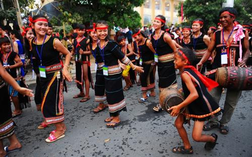 Nhã nhạc cung đình Huế - gia đình 4 đời của nghệ nhân ưu tú Lữ Hữu Thi 103 tuổi đang biểu diễn cùng với con, cháu, chắt tại nhà riêng Các thế hệ biểu diễn ở lễ hội đường phố tại liên hoan nghệ thuật dân gian Tây Nguyên lần thứ 3 năm 2016. Các liền anh liền chị đang biểu diễn quan họ nhân dịp Tết năm 2016 phục vụ cho các du khách thập phương về dự. Các thành viên CLB ca trù Thái Hà đang biểu diễn tại đền Quán Thánh. Ông Hiệu Cờ (Nguyễn Văn Sơn, sinh năm 1999) – tượng trưng cho Thánh Gióng biểu diễn đánh trận cuối cùng tại bãi cờ Soi Bia. CLB hát xoan làng cổ đình Hùng Lô, xã Hùng Lô, Phú Thọ đang biểu diễn phục vụ cho du khách nước ngoài tới nghe hát xoan. Lễ rước kiệu truyền thống và biểu diễn múa lân tại sân trung tâm trong lễ hội Đền Hùng nhân dịp giỗ tổ Hùng Vương. Đờn ca tài tử Nam Bộ luôn sống mãi với thời gian. Trong ảnh là các nghệ nhân tỉnh Long An đang biểu diễn phục vụ người dân địa phương. Các thành viên dân ca ví giặm phường nón xã Phù Việt huyện Thạch Hà tỉnh Hà Tĩnh vừa làm nón vừa hát giao duyên với bài “thử long chung thủy”. Các vận động viên môn kéo song đang tập trung cao độ khi thi đấu quyết giành phần thắng về đội của minh. Thực hành tín ngưỡng thờ Mẫu