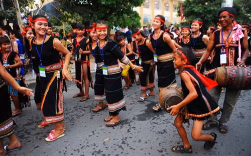 Nhã nhạc cung đình Huế - gia đình 4 đời của nghệ nhân ưu tú Lữ Hữu Thi 103 tuổi đang biểu diễn cùng với con, cháu, chắt tại nhà riêng Các thế hệ biểu diễn ở lễ hội đường phố tại liên hoan nghệ thuật dân gian Tây Nguyên lần thứ 3 năm 2016. Các liền anh liền chị đang biểu diễn quan họ nhân dịp Tết năm 2016 phục vụ cho các du khách thập phương về dự. Các thành viên CLB ca trù Thái Hà đang biểu diễn tại đền Quán Thánh. Ông Hiệu Cờ (Nguyễn Văn Sơn, sinh năm 1999) – tượng trưng cho Thánh Gióng biểu diễn đánh trận cuối cùng tại bãi cờ Soi Bia. CLB hát xoan làng cổ đình Hùng Lô, xã Hùng Lô, Phú Thọ đang biểu diễn phục vụ cho du khách nước ngoài tới nghe hát xoan. Lễ rước kiệu truyền thống và biểu diễn múa lân tại sân trung tâm trong lễ hội Đền Hùng nhân dịp giỗ tổ Hùng Vương. Đờn ca tài tử Nam Bộ luôn sống mãi với thời gian. Trong ảnh là các nghệ nhân tỉnh Long An đang biểu diễn phục vụ người dân địa phương. Các thành viên dân ca ví giặm phường nón xã Phù Việt huyện Thạch Hà tỉnh Hà Tĩnh vừa làm nón vừa hát giao duyên với bài “thử long chung thủy”. Các vận động viên môn kéo song đang tập trung cao độ khi thi đấu quyết giành phần thắng về đội của minh. Thực hành tín ngưỡng thờ Mẫu