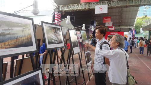 Khách tham quan triển lãm. Ảnh: Gia Thuận - TTXVN