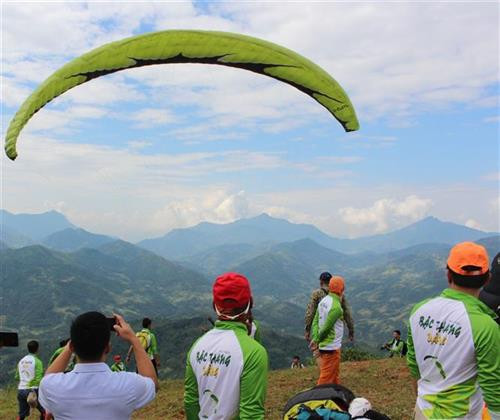 Tham quan ruộng bậc thang bằng dù bay. Ảnh: Nguyễn Chiến Tham quan ruộng bậc thang bằng dù bay. Ảnh: Nguyễn Chiến