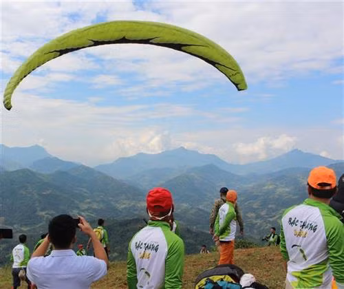 Tham quan ruộng bậc thang bằng dù bay. Ảnh: Nguyễn Chiến