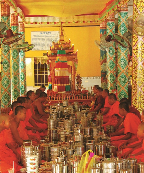 Dâng cơm lên chư tăng trong ngày Tết cổ truyền Chôl Chhnăm Thmây của đồng bào Khmer