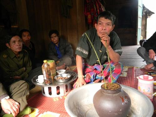 Người Ma Coong uống rượu cần với khách quý. Người Ma Coong uống rượu cần với khách quý.