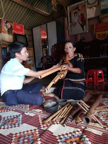 Amí Doan biểu diễn Đing năm. Amí Doan biểu diễn Đing năm.