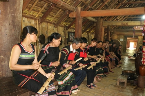 Màn hòa tấu chiêng tre của các nghệ nhân Ê Đê. Màn hòa tấu chiêng tre của các nghệ nhân Ê Đê.