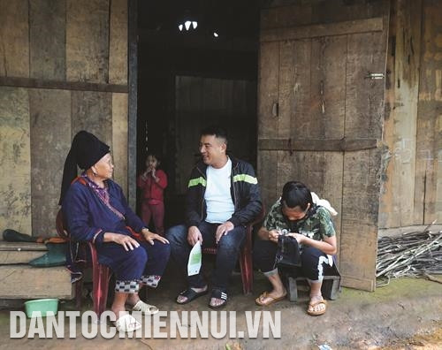 Ngoài công tác chuyên môn, giáo viên công tác ở huyện Văn Chấn còn phụ trách thêm công việc vận động học sinh đến lớp