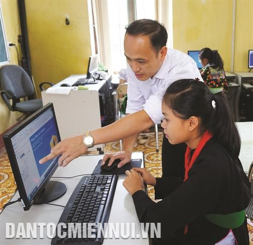 Giờ học tin học ở Trường phổ thông dân tộc nội trú trung học cơ sở huyện Văn Chấn