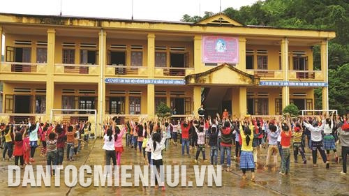 Những năm vừa qua, huyện Văn Chấn đã đẩy mạnh công tác huy động các nguồn lực xã hội hóa giáo dục, góp phần nâng cấp cơ sở vật chất, trang thiết bị cho các trường