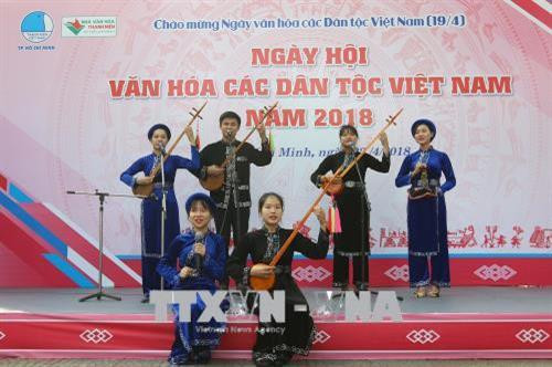 Tiết mục văn nghệ Đàn tính - Hát Then tại ngày hội. Ảnh: Thanh Vũ-TTXVN Tiết mục văn nghệ Đàn tính - Hát Then tại ngày hội. Ảnh: Thanh Vũ-TTXVN