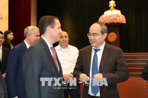 Bí thư Thành ủy Nguyễn Thiện Nhân với các doanh nghiệp FDI bên lề hội nghị. Ảnh: Xuân Anh – TTXVN Bí thư Thành ủy Nguyễn Thiện Nhân với các doanh nghiệp FDI bên lề hội nghị. Ảnh: Xuân Anh – TTXVN