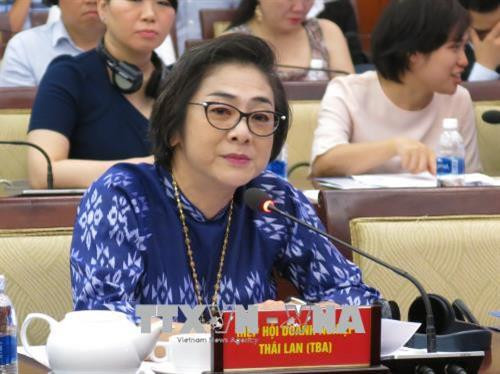 Bà Saranya Skontanarak, Chủ tịch Hiệp hội doanh nghiệp Thái Lan chia sẻ thông tin tại hội nghị. Ảnh: Xuân Anh - TTXVN Bà Saranya Skontanarak, Chủ tịch Hiệp hội doanh nghiệp Thái Lan chia sẻ thông tin tại hội nghị. Ảnh: Xuân Anh - TTXVN