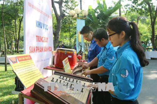 Thanh niên thành phố tham quan triển lãm các loại nhạc cụ dân tộc Việt Nam tại Ngày hội. Ảnh: Thanh Vũ-TTXVN Thanh niên thành phố tham quan triển lãm các loại nhạc cụ dân tộc Việt Nam tại Ngày hội. Ảnh: Thanh Vũ-TTXVN