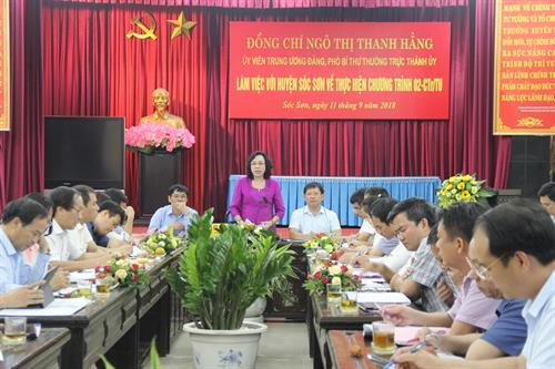 Phó Bí thư Thường trực Thành ủy Hà Nội Ngô Thị Thanh Hằng biểu dương những nỗ lực của huyện Sóc Sơn trong việc thực hiện Chương trình 02-CTr/TU, nhất là trong công tác dồn điền đổi thửa, cấp giấy chứng nhận quyền sử dụng đất nông nghiệp.