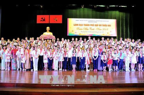 Lãnh đạo Thành phố Hồ Chí Minh chụp ảnh lưu niệm cùng thiếu nhi. Ảnh: Thu Hoài - TTXVN