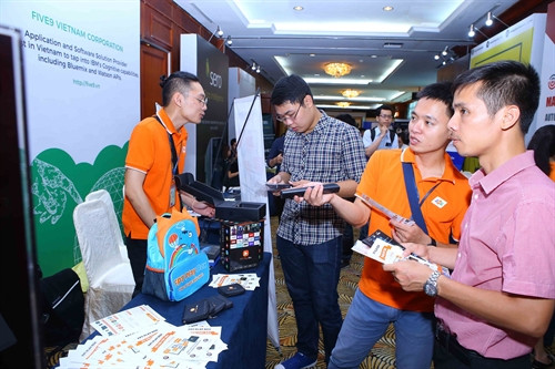 Khách tham quan các gian triển lãm sản phẩm về công nghệ. Ảnh: Minh Quyết – TTXVN Khách tham quan các gian triển lãm sản phẩm về công nghệ. Ảnh: Minh Quyết – TTXVN