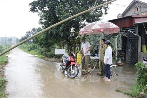 Phun thuốc khử trùng các phương tiện từ vùng dịch đi ra ngoài. Ảnh: Đức Tưởng-TTXVN Phun thuốc khử trùng các phương tiện từ vùng dịch đi ra ngoài. Ảnh: Đức Tưởng-TTXVN