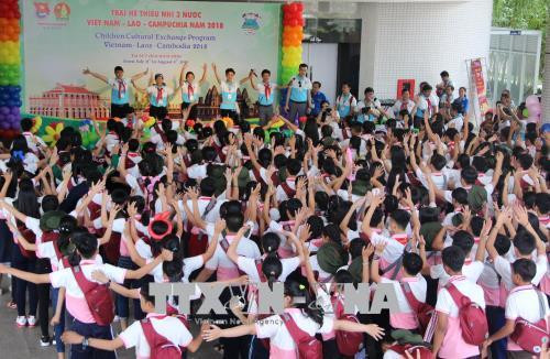 Thiếu nhi 3 nước Việt Nam, Lào, Camphuchia tham gia chương trình sinh hoạt tập thể tại trại hè. Ảnh: Xuân Dự - TTXVN