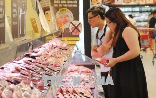 Người tiêu dùng chọn mua mặt hàng thực phẩm tại hệ thống siêu thị Saigon Co.op . Ảnh: Mỹ Phương - TTXVN Người tiêu dùng chọn mua mặt hàng thực phẩm tại hệ thống siêu thị Saigon Co.op . Ảnh: Mỹ Phương - TTXVN