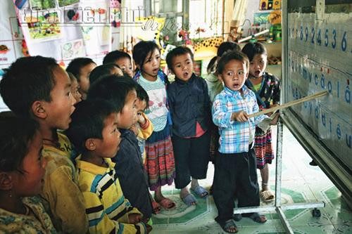 Bên bếp lửa. Ảnh: V.T.C Bếp nội trú của học sinh vùng cao Tả Sìn Thàng (Tủa Chùa). Ảnh: V.T.C Chị em. Ảnh: V.T.C Giờ ra chơi. Ảnh: V.T.C Làm bánh trôi. Ảnh: V.T.C Bên hiên nhà. Ảnh: V.T.C Niềm vui đến trường. Ảnh: V.T.C Qua cầu. Ảnh: V.T.C Trò chơi tuổi thơ. Ảnh: V.T.C