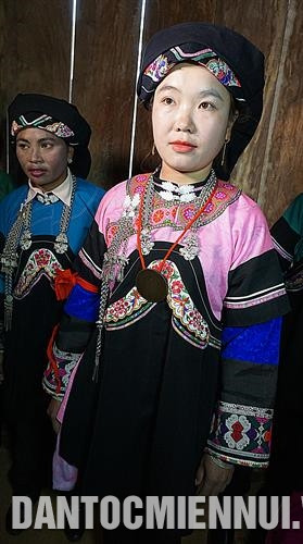 Cô dâu đeo một chiếc gương đồng nhỏ theo mình trên đường về nhà chồng ngụ ý để xua đuổi tà ma và những điều không may mắn. Ảnh: Nam Sương.