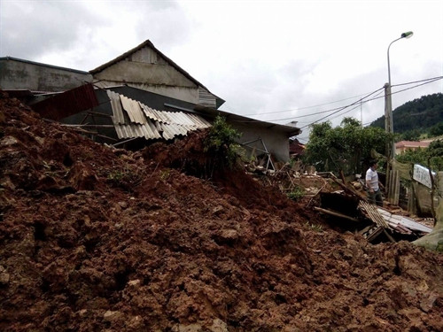 Do mưa to kéo dài, tại huyện Trạm Tấu (Yên Bái) đã xảy ra tình trạng sạt lở đất ở mộ số nơi. Ảnh: Tuấn Anh- TTXVN Do mưa to kéo dài, tại huyện Trạm Tấu (Yên Bái) đã xảy ra tình trạng sạt lở đất ở mộ số nơi. Ảnh: Tuấn Anh- TTXVN