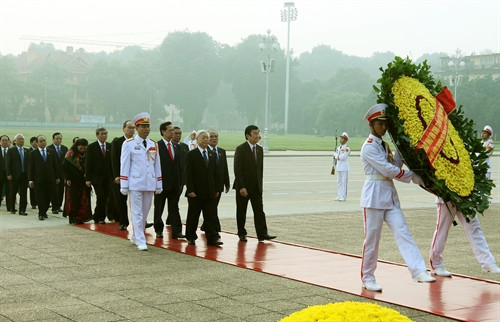 Trước phiên khai mạc, các đồng chí lãnh đạo Ðảng, Nhà nước và đại diện các Ðoàn đại biểu Quốc hội đã đặt vòng hoa, vào Lăng viếng Chủ tịch Hồ Chí Minh. Ảnh: Nguyễn Dân – TTXVN