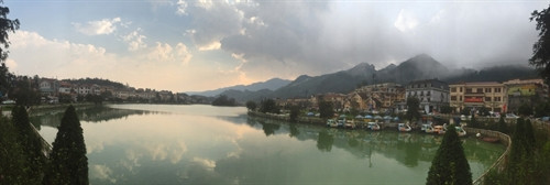 Hồ nước ở trung tâm thị trấn hiện rõ lên nhờ ánh nắng từ xa...