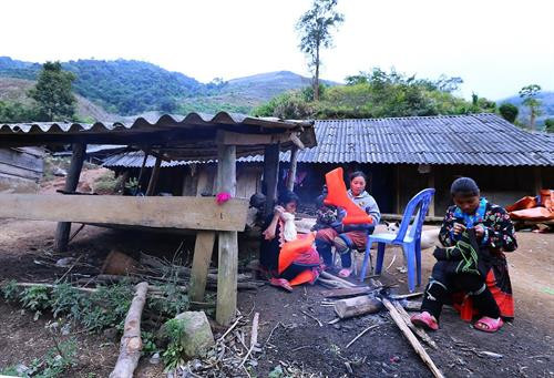 Những thiếu nữ dân tộc Mông tại Điện Biên may những bộ áo mới chuẩn bị đón Tết. Ảnh: Phan Tuấn Anh - TTXVN Những thiếu nữ dân tộc Mông tại Điện Biên may những bộ áo mới chuẩn bị đón Tết. Ảnh: Phan Tuấn Anh - TTXVN