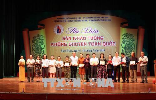 Trao tặng trao Huy chương Bạc cho 16 cá nhân có vai diễn xuất sắc. Ảnh: Nguyên Linh-TTXVN Trao tặng trao Huy chương Bạc cho 16 cá nhân có vai diễn xuất sắc. Ảnh: Nguyên Linh-TTXVN