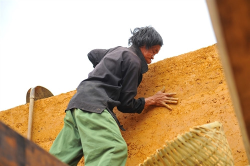 Với sự khéo léo, điêu luyện của đôi tay cùng sức mạnh của người dân tộc Mông, những bức tường phía ngoài dần hiện lên một cách chắc chắn, vững chãi, phẳng phiu, các góc tường – cửa đi – cửa sổ sắc nét.