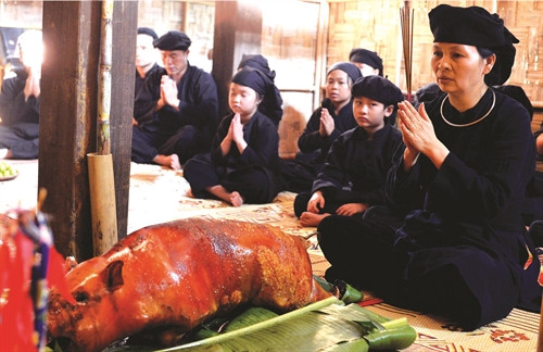 Gia chủ cùng những người thân trong gia đình làm lễ cúng trời đất, thần linh Gia chủ cùng những người thân trong gia đình làm lễ cúng trời đất, thần linh