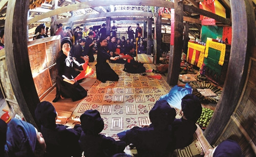 Lễ cầu phúc, cầu lộc liên quan đến công việc làm ăn của cộng đồng trong năm nên được tổ chức rất trọng thể Lễ cầu phúc, cầu lộc liên quan đến công việc làm ăn của cộng đồng trong năm nên được tổ chức rất trọng thể