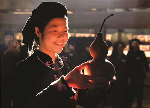 Rượu được đựng trong những quả bầu để dâng lên bàn thờ cúng Rượu được đựng trong những quả bầu để dâng lên bàn thờ cúng