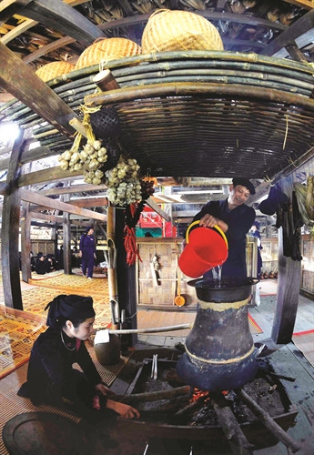 Chén rượu đầu xuân được chưng cất cầu kỳ, chứa đựng tâm huyết của người nấu rượu Chén rượu đầu xuân được chưng cất cầu kỳ, chứa đựng tâm huyết của người nấu rượu