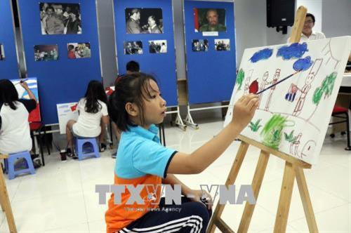 Các em học sinh Thành phố tham gia cuộc thi vẽ tranh về Chủ tịch Fidel Castro. Ảnh: Xuân Khu-TTXVN Các em học sinh Thành phố tham gia cuộc thi vẽ tranh về Chủ tịch Fidel Castro. Ảnh: Xuân Khu-TTXVN