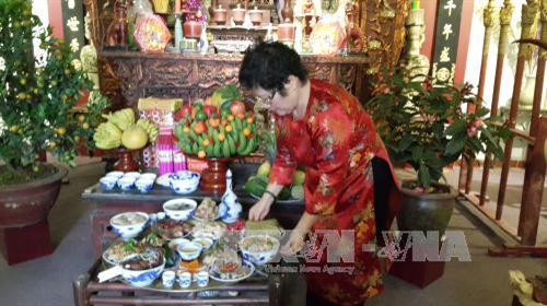 Nghệ nhân Ánh Tuyết với mâm cỗ Tết truyền thống Hà Nội. Ảnh: Đinh Thị Thuận - TTXVN