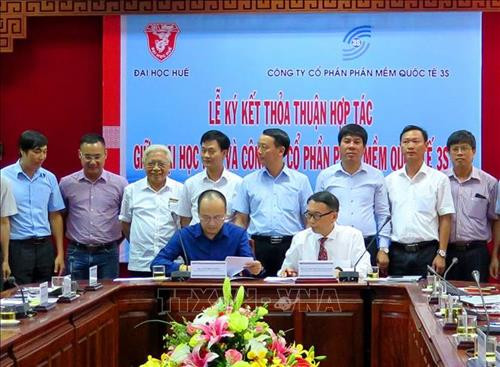 Ký kết hợp tác giữa Đại học Huế và Công ty cổ phần phần mềm quốc tế 3S. Ảnh: Tường Vi - TTXVN Ký kết hợp tác giữa Đại học Huế và Công ty cổ phần phần mềm quốc tế 3S. Ảnh: Tường Vi - TTXVN