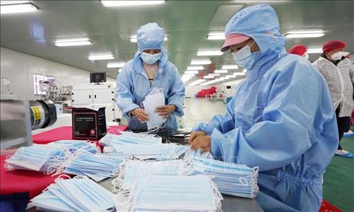 Công nhân kiểm tra sản phẩm tại nhà máy sản xuất khẩu trang y tế ở thành phố Trùng Khánh, Trung Quốc ngày 27/1/2020. Ảnh: THX/TTXVN Công nhân kiểm tra sản phẩm tại nhà máy sản xuất khẩu trang y tế ở thành phố Trùng Khánh, Trung Quốc ngày 27/1/2020. Ảnh: THX/TTXVN