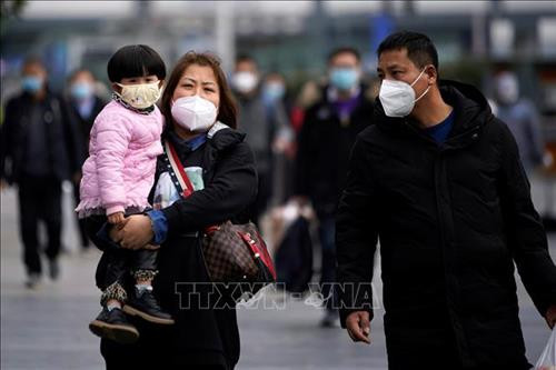 Hành khách đeo khẩu trang đề phòng lây nhiễm virus corona chủng mới tại một nhà ga ở Thượng Hải, Trung Quốc ngày 2/2/2020. Ảnh: ANI/TTXVN Hành khách đeo khẩu trang đề phòng lây nhiễm virus corona chủng mới tại một nhà ga ở Thượng Hải, Trung Quốc ngày 2/2/2020. Ảnh: ANI/TTXVN