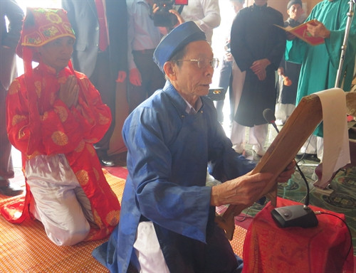 : Người có uy tín trong xã đọc bài cầu ngư tại Ngư linh miếu cầu mưa thuận gió hòa, tôm cá đầy khoang. : Người có uy tín trong xã đọc bài cầu ngư tại Ngư linh miếu cầu mưa thuận gió hòa, tôm cá đầy khoang.
