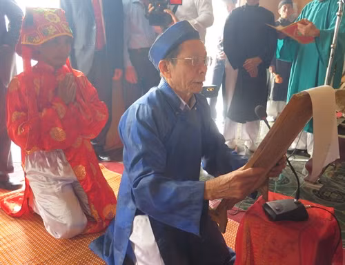 : Người có uy tín trong xã đọc bài cầu ngư tại Ngư linh miếu cầu mưa thuận gió hòa, tôm cá đầy khoang.