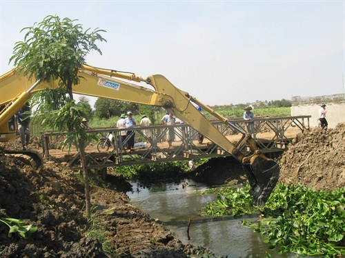 Sử dụng cơ giới khai thông dòng chảy ở xã Gia Thuận, Gò Công Đông. Sử dụng cơ giới khai thông dòng chảy ở xã Gia Thuận, Gò Công Đông.