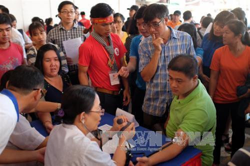 Đông đảo các tầng lớp nhân dân Thành phố nhiệt tình tham gia hiến máu. Ảnh: Thế Anh - TTXVN