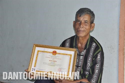 Già làng A Nguyh vinh dự được Bộ trưởng, Chủ nhiệm Ủy ban Dân tộc Đỗ Văn Chiến trao tặng Bằng khen vì đã có thành tích tiêu biểu thực hiện Quyết tâm thư của Già làng các dân tộc khu vực Tây Nguyên năm 2019. Ảnh: Văn Phương