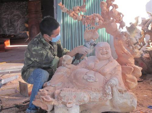 Đam mê với nghệ thuật điêu khắc từ nhỏ đã là động lực thôi thúc anh Nguyễn Văn Túc, xã Sơn Thành, huyện Nho Quan, tỉnh Ninh Bình mở xưởng sản xuất, điêu khắc tượng. Xưởng điêu khắc Thanh Túc với nhiều nhân công lao động cho thu nhập hàng trăm triệu đồng mỗi năm chính là kết quả của rất nhiều nỗ lực không biết mệt mỏi, mồ hôi, nước mắt và cả quyết tâm không ngừng nghỉ của chàng thanh niên trẻ. Bên cạnh đó, anh Túc còn nhận dạy nghề cho nhiều thanh niên, đoàn viên tại địa phương góp phần tạo công ăn việc làm và thu nhập ổn định cho nhiều người lao động. Ảnh: Hải Yến -TTXVN Đam mê với nghệ thuật điêu khắc từ nhỏ đã là động lực thôi thúc anh Nguyễn Văn Túc, xã Sơn Thành, huyện Nho Quan, tỉnh Ninh Bình mở xưởng sản xuất, điêu khắc tượng. Xưởng điêu khắc Thanh Túc với nhiều nhân công lao động cho thu nhập hàng trăm triệu đồng mỗi năm chính là kết quả của rất nhiều nỗ lực không biết mệt mỏi, mồ hôi, nước mắt và cả quyết tâm không ngừng nghỉ của chàng thanh niên trẻ. Bên cạnh đó, anh Túc còn nhận dạy nghề cho nhiều thanh niên, đoàn viên tại địa phương góp phần tạo công ăn việc làm và thu nhập ổn định cho nhiều người lao động. Ảnh: Hải Yến -TTXVN