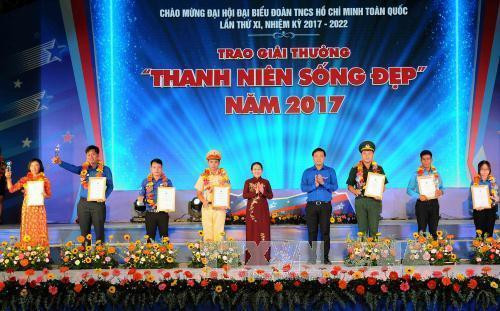 Bí thư thứ nhất Trung ương Đoàn Nguyễn Quốc Phong và Phó Bí thư Thành ủy Thành phố Hồ Chí Minh Võ Thị Dung trao bằng khen và biểu trưng cho các gương thanh niên tiêu biểu nhận được giải thưởng “Thanh niên sống đẹp”. Ảnh: An Hiếu – TTXVN Bí thư thứ nhất Trung ương Đoàn Nguyễn Quốc Phong và Phó Bí thư Thành ủy Thành phố Hồ Chí Minh Võ Thị Dung trao bằng khen và biểu trưng cho các gương thanh niên tiêu biểu nhận được giải thưởng “Thanh niên sống đẹp”. Ảnh: An Hiếu – TTXVN