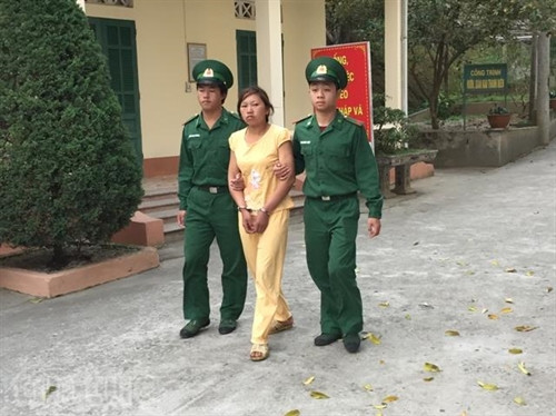 Chiến sĩ biên phòng áp giải đối tượng Tẩn Tả Mẩy. Ảnh: Hồng Ninh Chiến sĩ biên phòng áp giải đối tượng Tẩn Tả Mẩy. Ảnh: Hồng Ninh