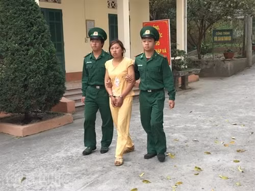 Chiến sĩ biên phòng áp giải đối tượng Tẩn Tả Mẩy. Ảnh: Hồng Ninh