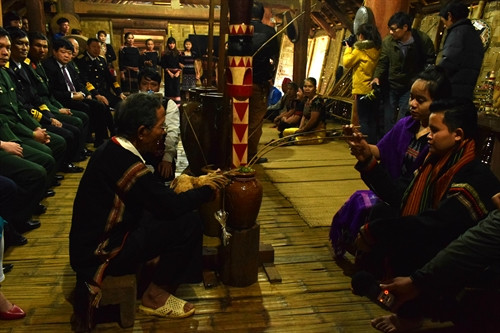 Buổi lễ kết nghĩa anh em diễn ra tại khu vực nhà dài của dân tộc Ê-đê cho 2 thành viên là H’Ruyn Niê (dân tộc Ê-đê) và Viên Thị Loan (dân tộc Tà Ôi). Buổi lễ kết nghĩa anh em diễn ra tại khu vực nhà dài của dân tộc Ê-đê cho 2 thành viên là H’Ruyn Niê (dân tộc Ê-đê) và Viên Thị Loan (dân tộc Tà Ôi).