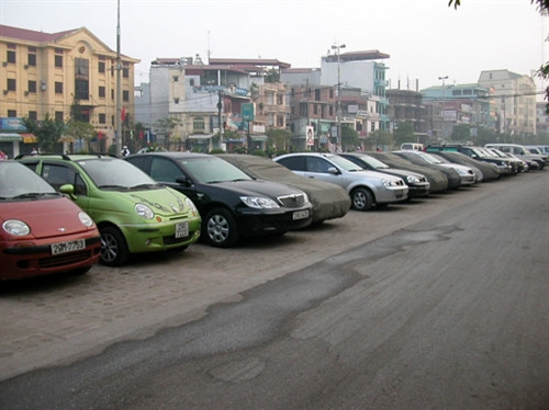 Nhiều khu đất trống được tận dụng làm chỗ đỗ xe. Ảnh: Lê Phú Nhiều khu đất trống được tận dụng làm chỗ đỗ xe. Ảnh: Lê Phú